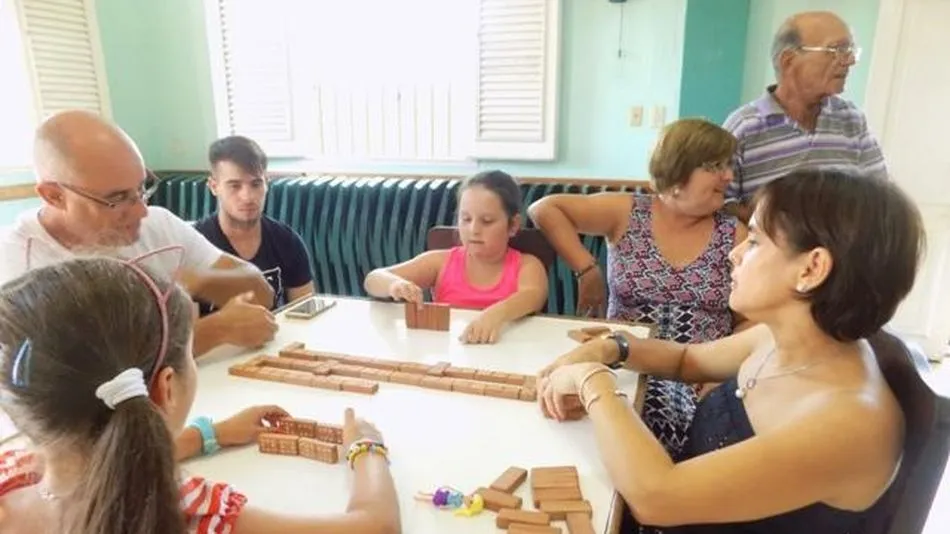 Pequeños y mayores disfrutaron este día con diversos juegos de mesa / Fotos: Club Villarino