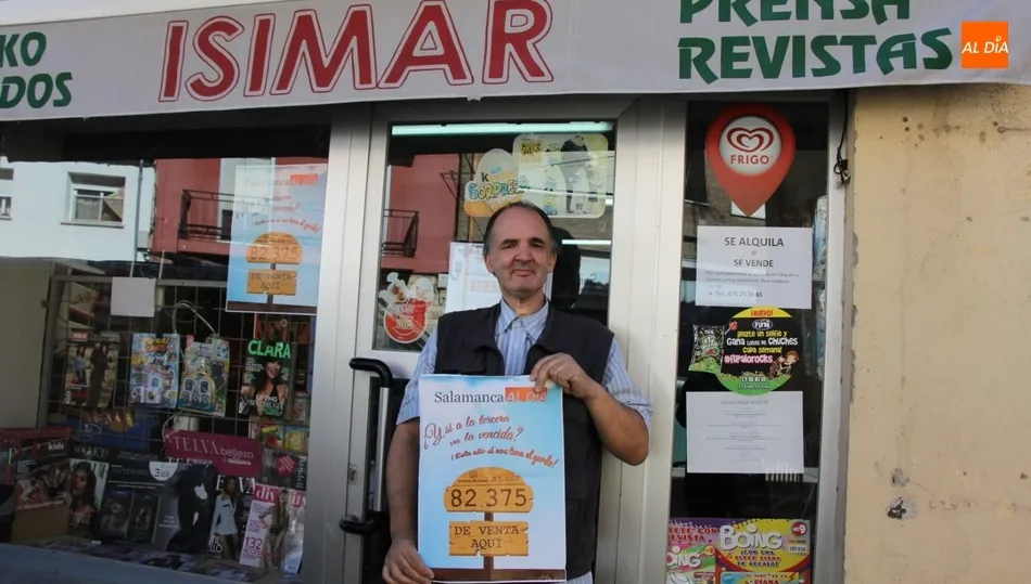 Isidro y Mar venden la lotería de Navidad de Salamanca al Día en su kiosco de la calle San Roque de Vitigudino