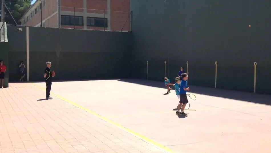 El Ayuntamiento organiza un curso de frontenis para niños