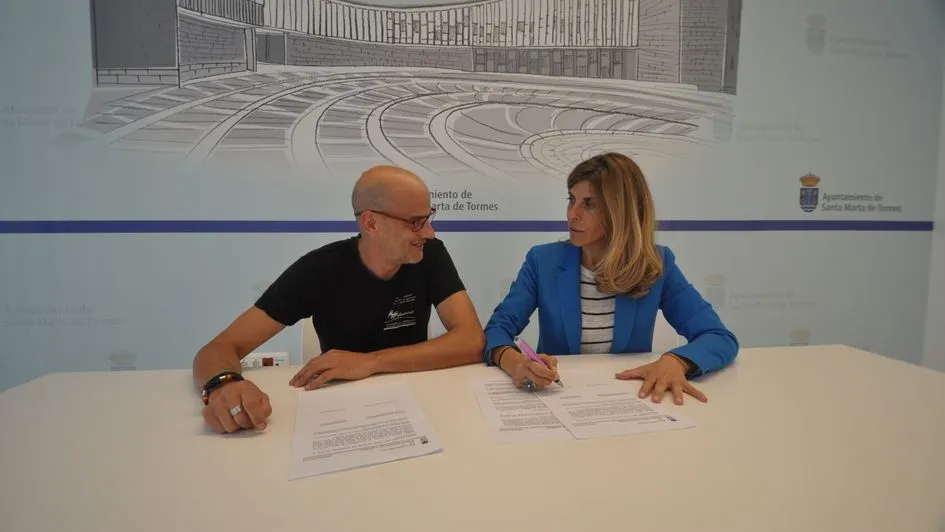 El presidente de la asociación y la concejala Chabela de la Torre firman el convenio