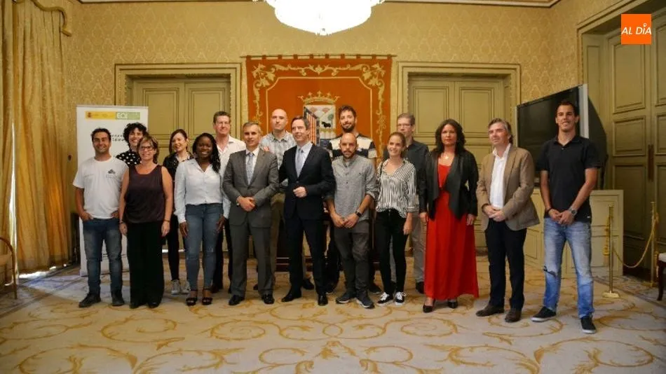 Foto de familia de los premiados con las autoridades. Fotos: Lydia González
