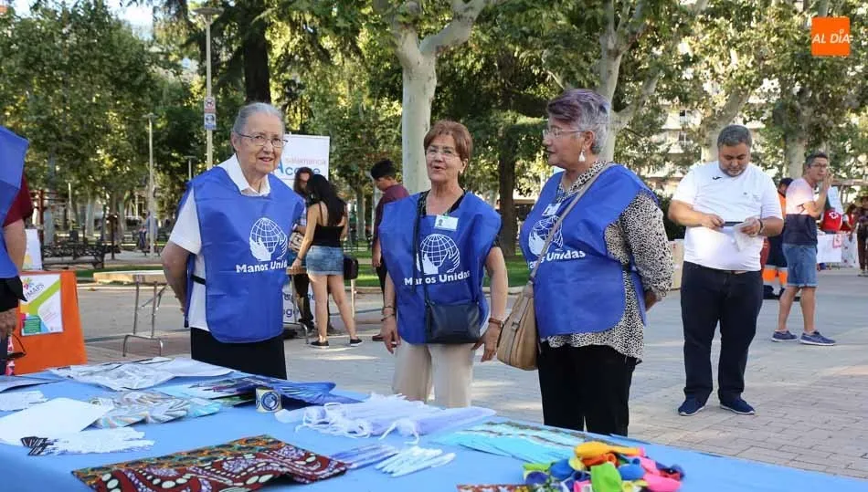 Voluntarias de Manos Unidas en el parque de la Alamedilla