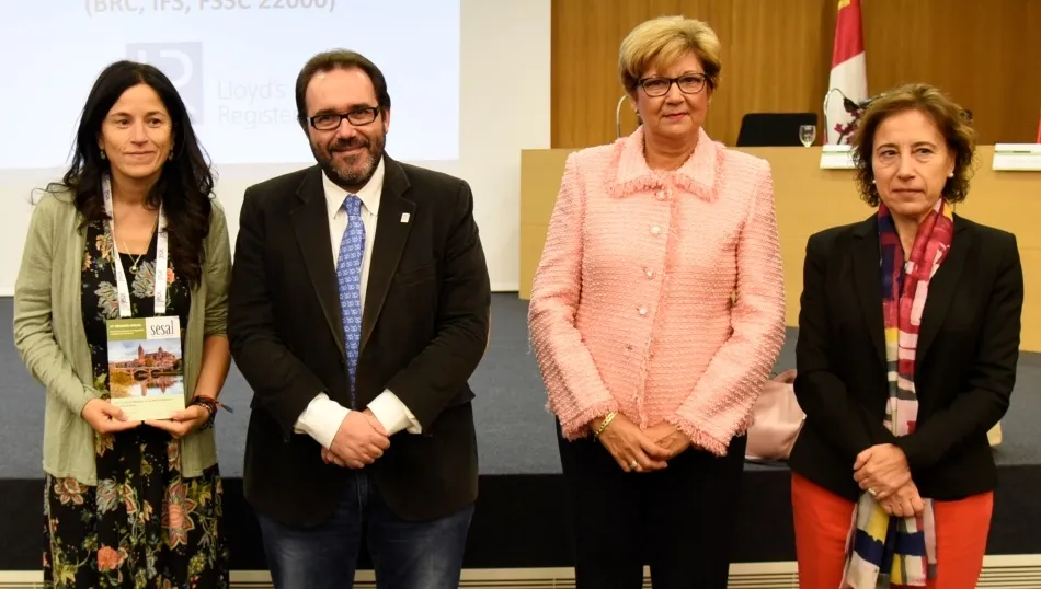 El director de la Oficina del VIII Centenario Salamanca 2018, Julio Cordero, en los momentos previos a la inauguración, junto a junto a la decana de Biología, Rosario Arévalo; la concejala de Salud Pública, María José Fresnadillo; la gerente provincial de