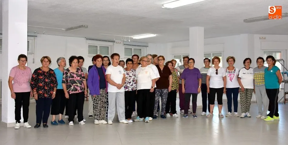 Un nutrido grupo de mujeres asiste a las clases de gimnasia / E. Corredera