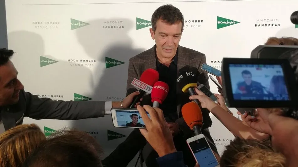 Antonio Banderas atiende a los medios durante la presentación.