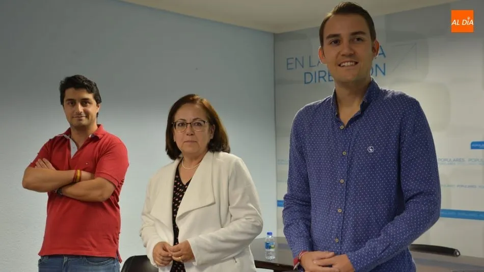 Moro, flanqueada por los responsables de las Nuevas Generaciones. Fotos: Lydia González