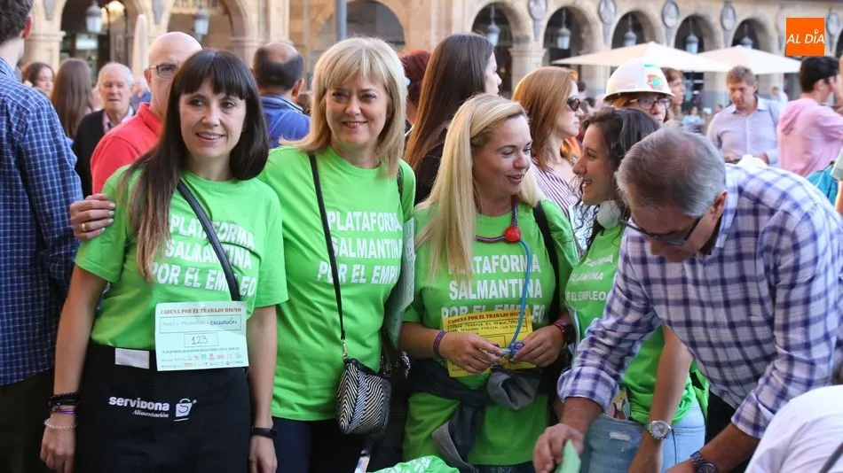 Instantes previos en la Plaza Mayor al comienzo de la cadena. Fotos: Alberto Martín
