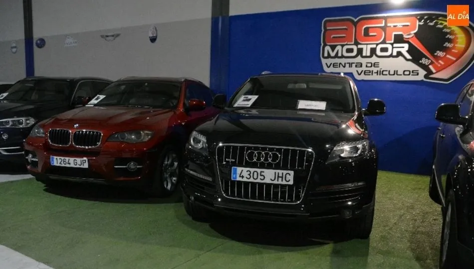 Imagen de las instalaciones con vehículos de alta gama. Fotos: Lydia González