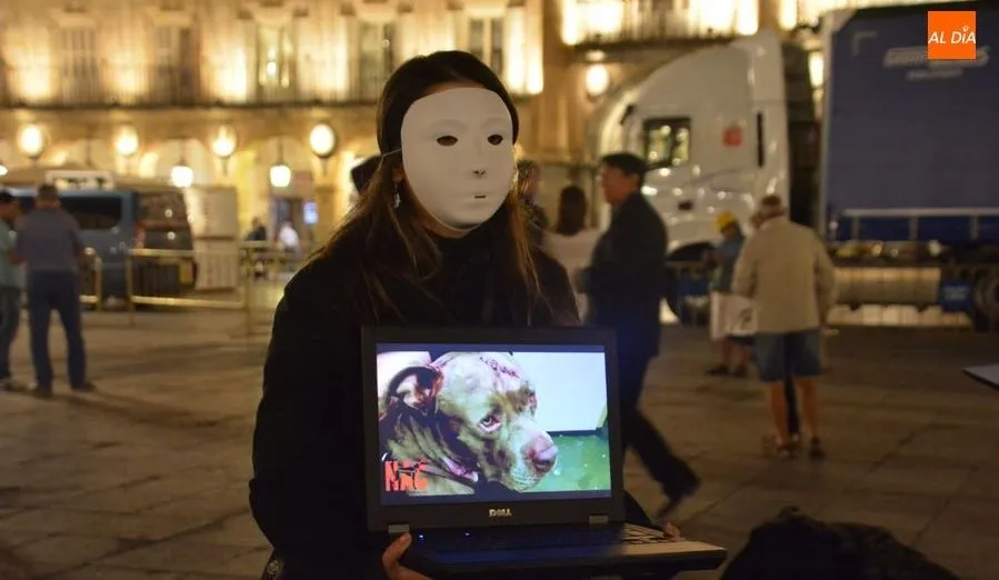 Acto de protesta contra la caza en la Plaza Mayor.