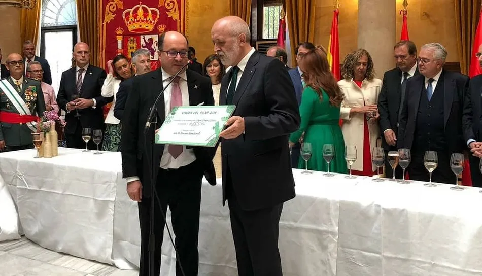 Manuel Muiños recibe el cheque de manos de Félix Azón