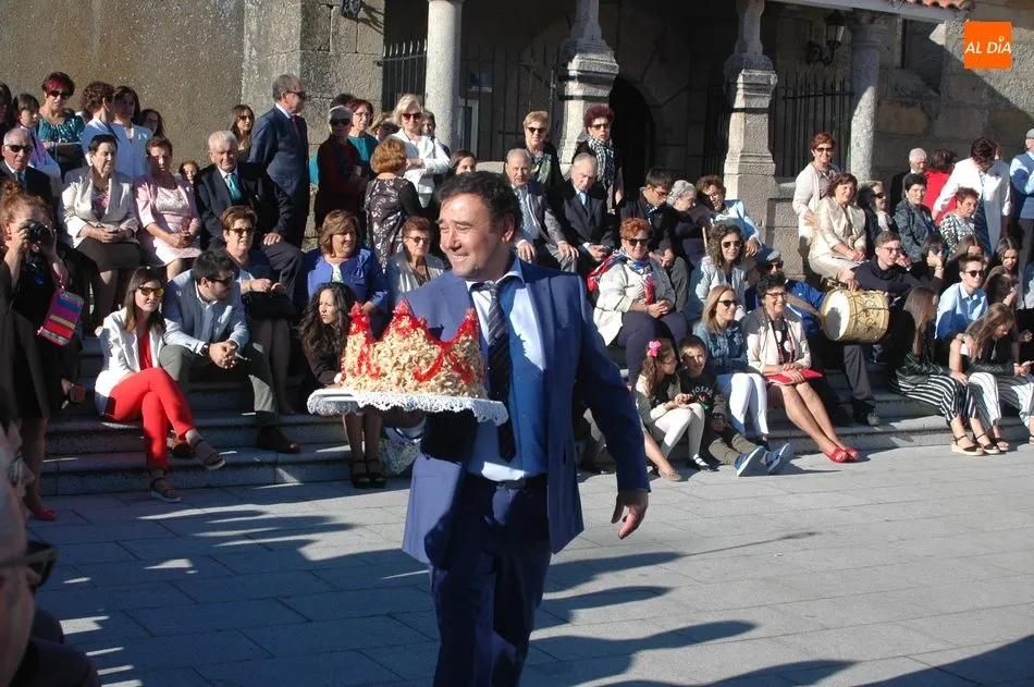 Hasta 300 euros por dos roscas para la Virgen del Rosario en Valderrodrigo  