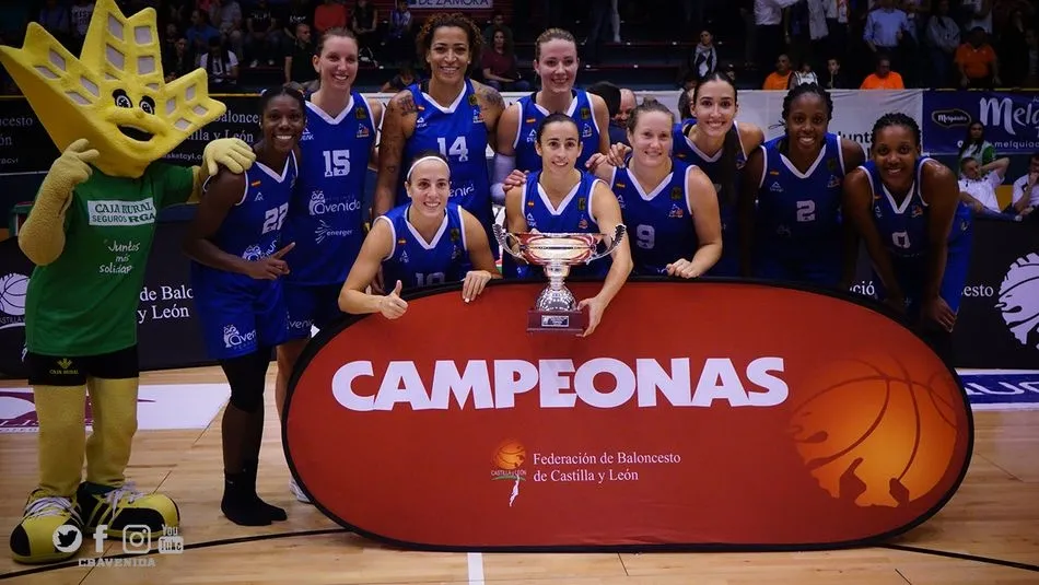 La plantilla de Avenida celebra el título  tras recibir el trofeo.