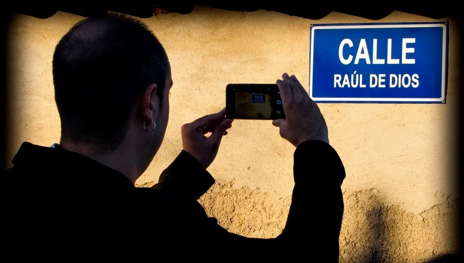 Raúl de Dios, músico salmantino, captando la placa dedicada a su persona. Foto de Manuel Lamas