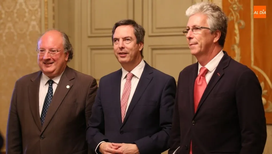 El concejal de Economía y Empleo, Enrique Sánchez Guijo, en el centro, con el vicerrector de Política Académica, Promoción y Coordinación de la USAL, Enrique Cabero, y el vicerrector de Investigación y Títulos de la UPSA, Pedro Sangro Colón. Foto de Alber