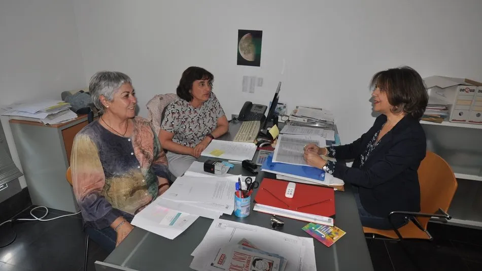 La concejala de Bienestar Social, Andrea García, junto a las dos asistentas sociales del Ayuntamiento