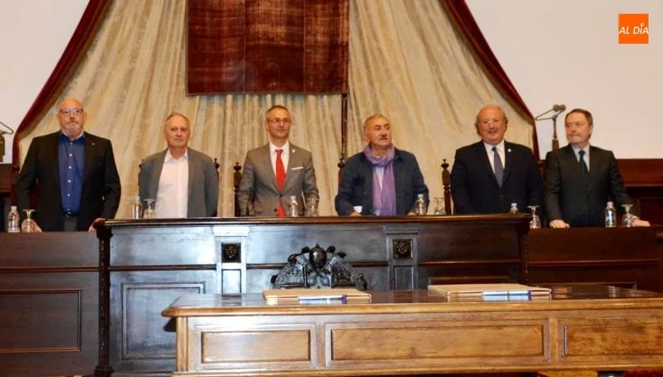 El rector, Ricardo Rivero; el vicerrector de Política Académica y Participación Social, Enrique Cabero; y los secretarios generales de UGT a nivel nacional, regional y provincial José María Álvarez Suárez, Faustino Temprano y José Luis Hernández Rivas, re