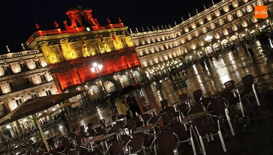 La iluminación de la Plaza Mayor con los colores de la bandera de España se convierte en un acto de homenaje y reconocimiento a la nación española y a todas las personas que rinden un servicio diario en la defensa de nuestro sistema de convivencia