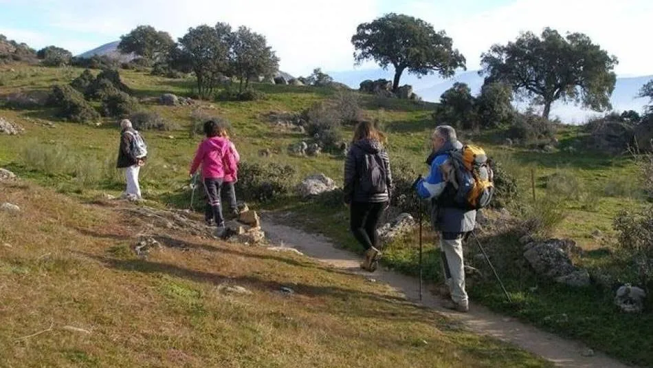 El senderismo es una de las actividades preferidas de los turistas rurales