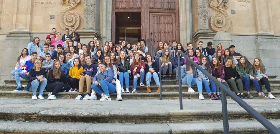 Alumnos de bachillerato en la casa de la Iglesia.