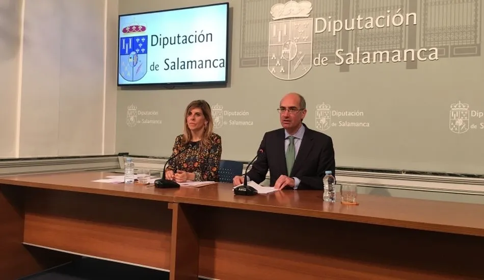 Chabela de la Torre y Javier Iglesias, presidente de la Diputación