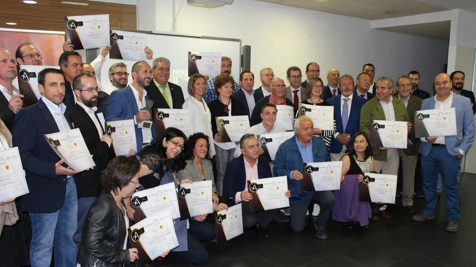 Artesanos participantes con sus diplomas