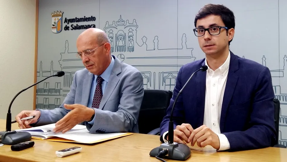 José Luis Mateos, portavoz municipal del PSOE, a la derecha, junto al concejal Arturo Ferreras