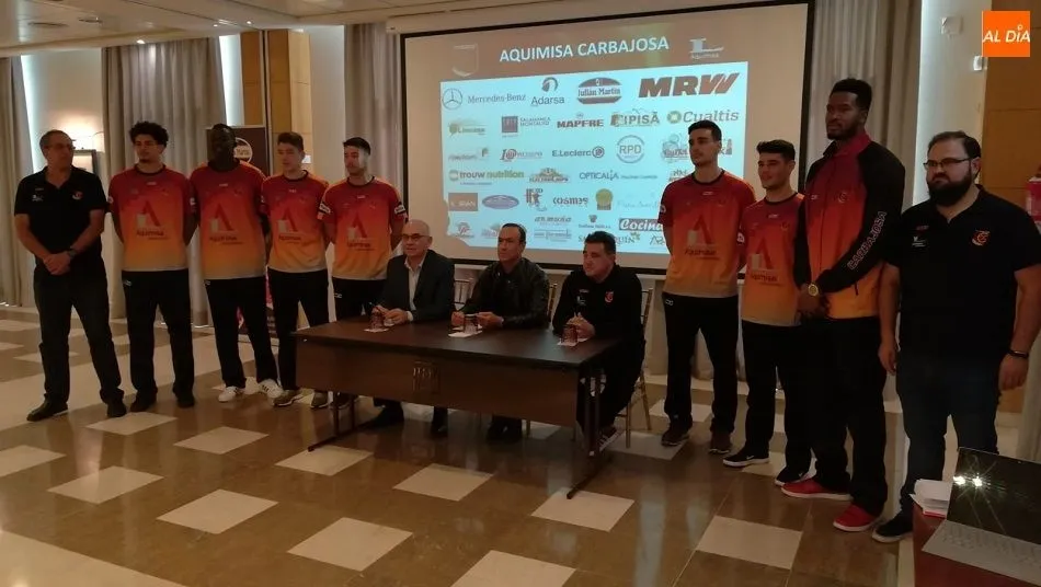 El Director General de Aquimisa, Jesús García, Pedro Samuel Martín, alcalde de Carbajosa, y  Ángel Codón, técnico, junto a jugadores y cuerpo técnico. Fotos: RFG