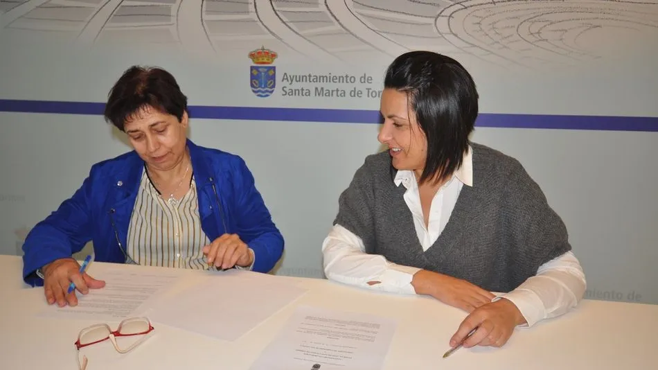 Teresa Martín, presidenta de la Asociación Parkinson Salamanca, y la concejala Silvia González