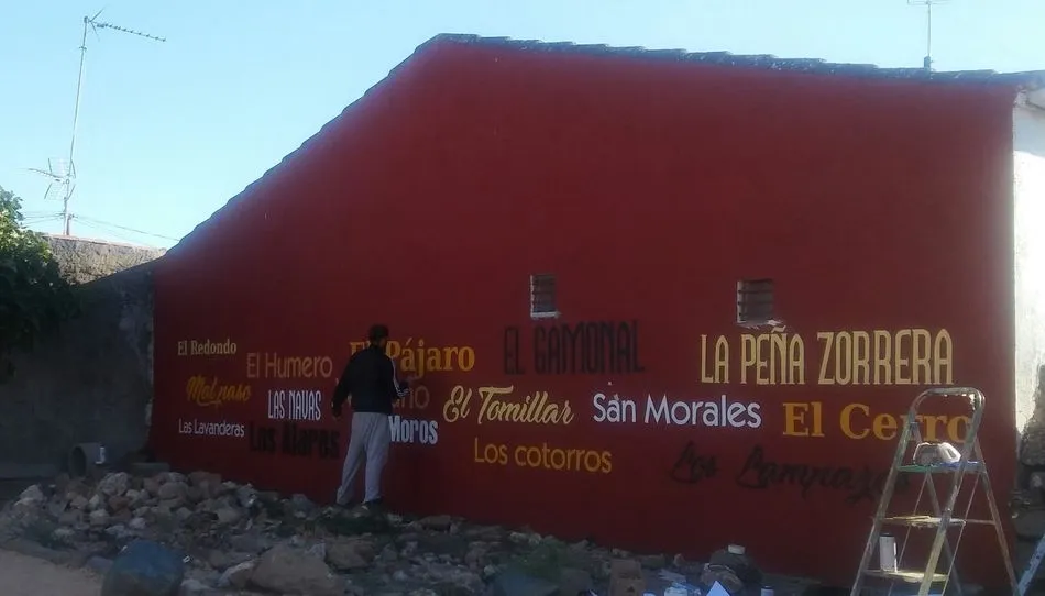 El mural muestra los nombres de los parajes más conocidos de Monterrubio de la Sierra