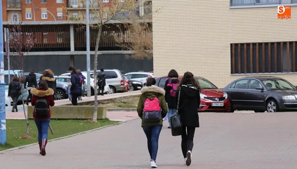 La marcha de los jóvenes, sumado al aumento de defunciones, presentan un pesimista panorama demográfico para Salamanca en el futuro. Foto: Alberto Martín