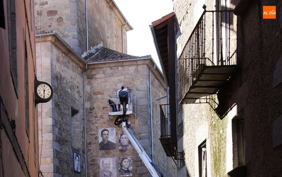 Los trabajos de colocación de los nuevos retratos se han extendido a lo largo del día
