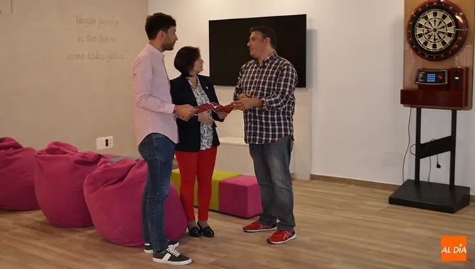 La alcaldesa de Peñaranda, Carmen Ávila, presentaba la programación del Centro de Ocio Juvenil junto a Nandy Pérez, Técnico del espacio, y el concejal de Juventud, Francisco Díaz