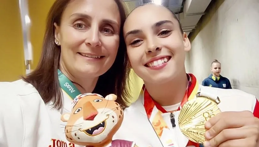 Alba Petisco luciendo su flamante medalla de oro junto a su entrenadora