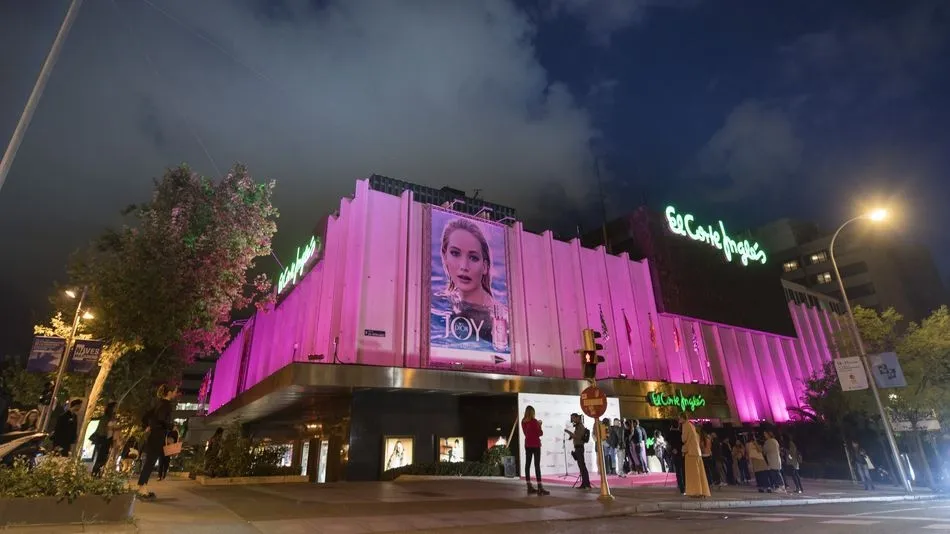 Fachada de El Corte Inglés de la calle Serrano de Madrid, iluminado de rosa.