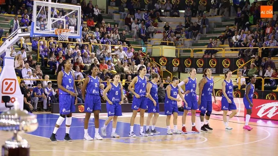Las jugadoras de Avenida el miércoles en el arranque de la Supercopa que acabarían ganando. Foto: Alberto Martín