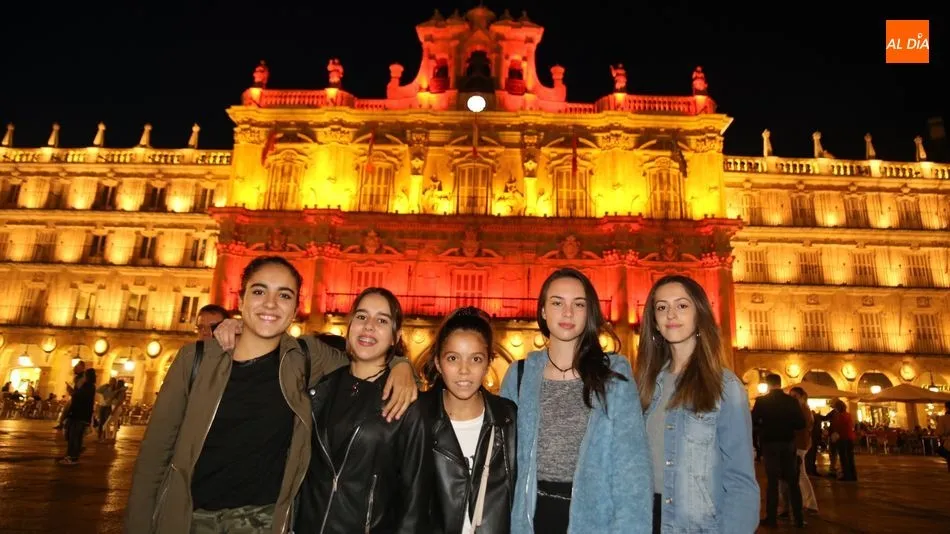 Un grupo de jóvenes con la fachada del Ayuntamiento detrás. Fotos: Alberto Martín