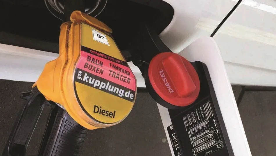 A partir de este viernes aparecerá un nuevo conjunto, único y armonizado de etiquetas de combustible en los 28 Estados miembros de la Unión Europea