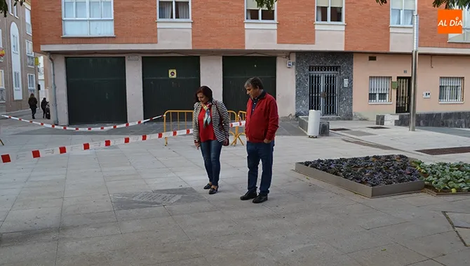 La alcaldesa de Peñaranda Carmen Ávila, y el concejal Isidro Rodríguez, presentaban los trabajos que desde este jueves se han llevado a cabo