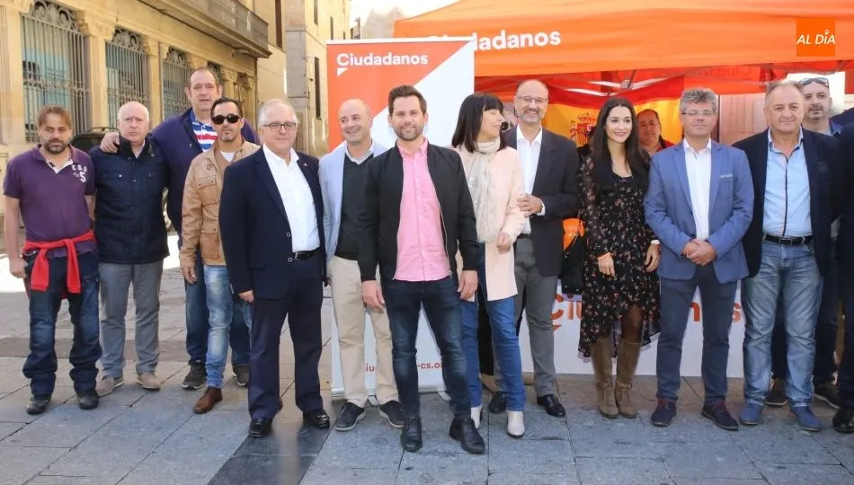 Luis Fuentes, portavoz regional de Ciudadanos, en el centro, junto a integrantes de su partido en la plaza del Liceo. Foto de Alberto Martín