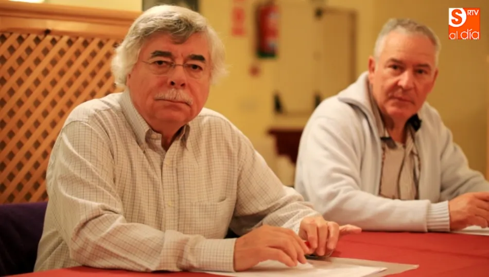 Román Álvarez Rodríguez, catedrático de Filología Inglesa por la Universidad de Salamanca, a la izquierda, en una conferencia anterior