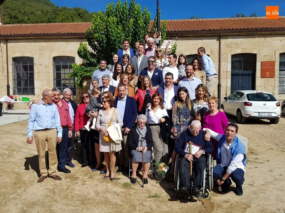 Evaristo Berrocal, vecino de Santibañez de la Sierra, cumple cien años rodeado de familiares y amigos