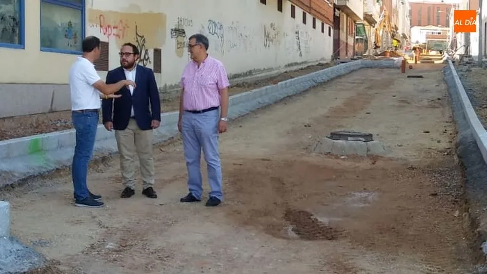 Daniel Llanos, concejal de Obras, en una visita reciente a los trabajos de la calle María La Brava