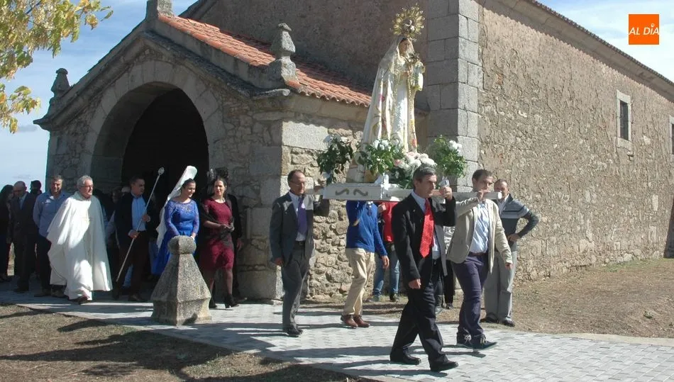 Momento de la salida de la ermita camino a la iglesia en procesión / REP. GRÁFICO: SILVESTRE