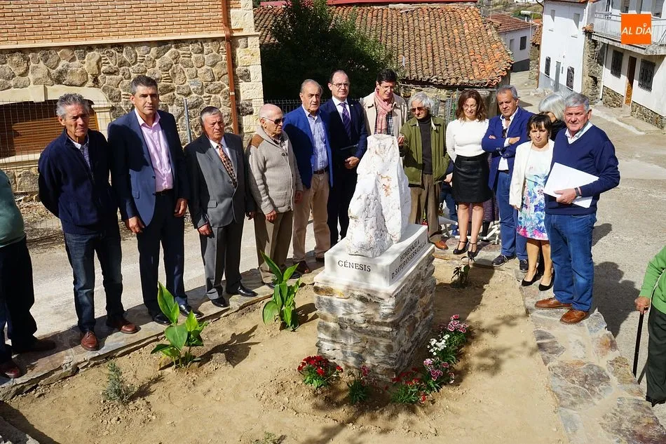 Las autoridades locales y provinciales junto a la estatua Génesis de Severiano Grande en honor a Saturio Serradilla