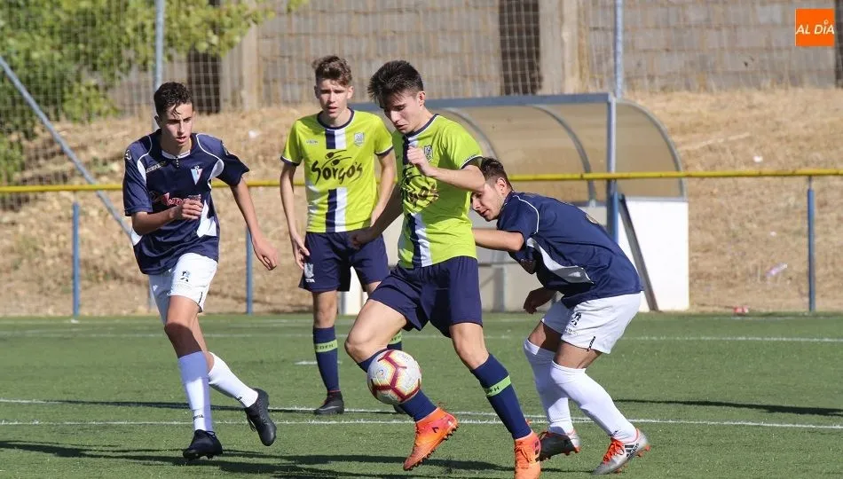 Una acción del derbi de Regional Juvenil entre el Helmántico y el Villamayor. Fotos: Alberto Martín