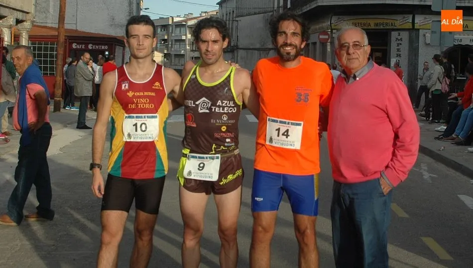 Vencedores absolutos con el alcalde de Vitigudino Germán Vicente / FOTOS: SILVESTRE Y ORYCRONSPORT