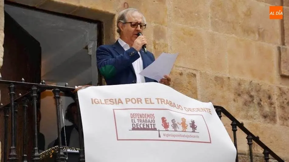El actor José Antonio Sayagués leyendo el Manifiesto para la Jornada Mundial por el Trabajo Decente. Foto de Lydia González