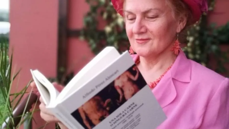 Carmen Bulzan con la antología rumana de Alencart / Foto: Archivo.