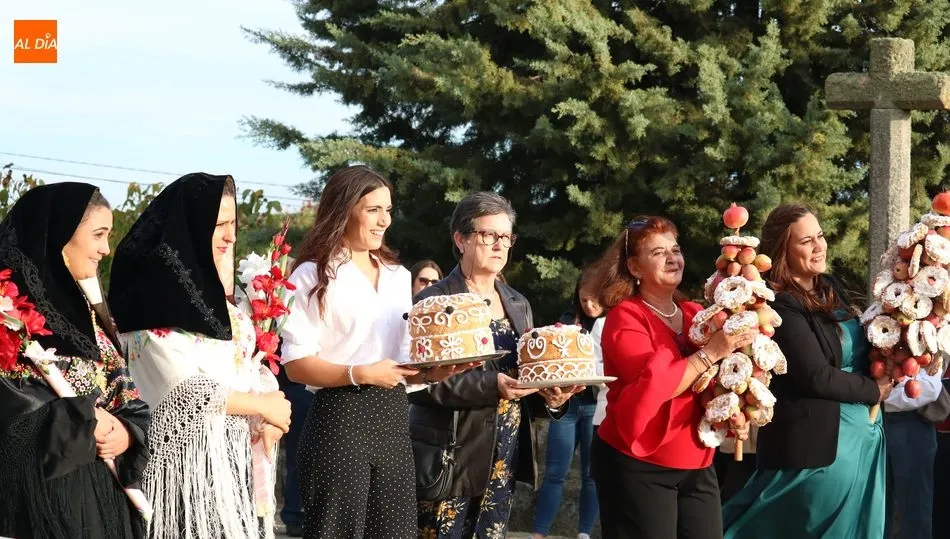 Madrinas y acompañantes con roscas y ramos de melapios / REP. GRÁFICO: DANIEL ROMÁN CASADO