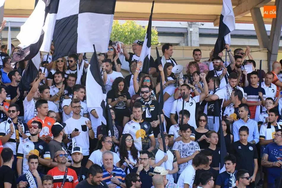 Afición de Unionistas en el partido frente al Pontevedra.